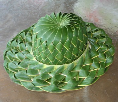 Cách làm nón tai bèo bằng lá dừa